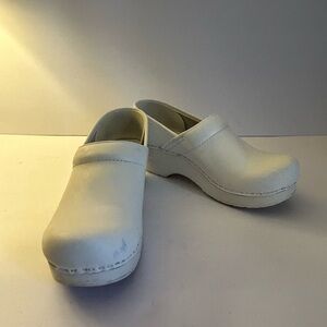 Dansko womens clogs, size 38  white